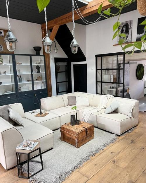 Чёрный цвет, который совсем не утяжеляет пространство: уютный дом со деревянными акцентами. 01