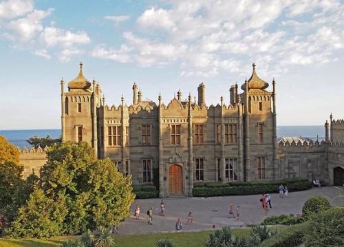 Воронцовский дворец.  Воронцовский дворец является одним из украшений Крыма и главной достопримечательностью курортного города Алупка. 03