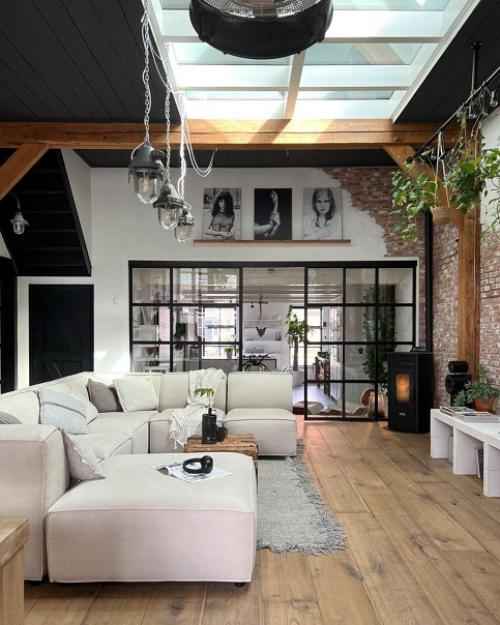 Чёрный цвет, который совсем не утяжеляет пространство: уютный дом со деревянными акцентами. 06