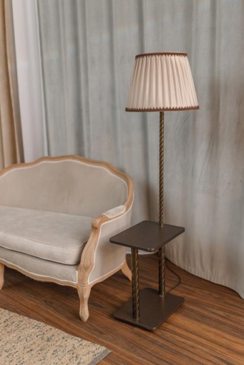 Элегантные и практичные торшеры со столиками Венге и абажурами из ткани производства Эркадо - это идеальное дополнение к вашему интерьеру. 02