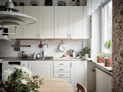 Цветочный узор в интерьере белой уютной кухни. 03