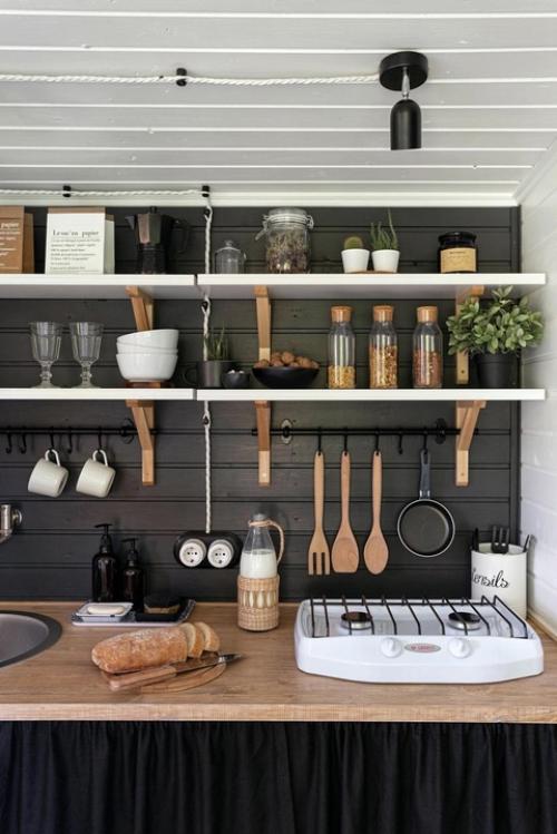 Дизайнер столкнулась с непростой задачей: найти бытовку достойного качества для комфортного дачного отдыха. 03