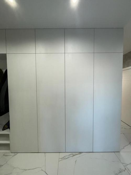 Встроенный шкаф с распашными дверями. 02