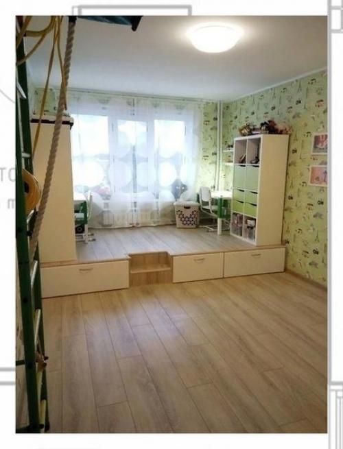 Дети растут и развиваются, и сложность оформления интерьера детской комнаты для двоих детей - в необходимости многое менять через несколько лет. 05