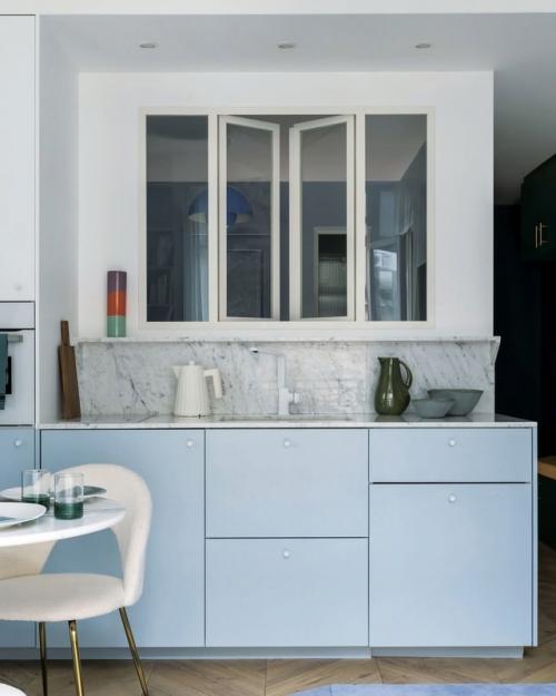 Яркий интерьер компактной квартиры - студии в Париже. 01