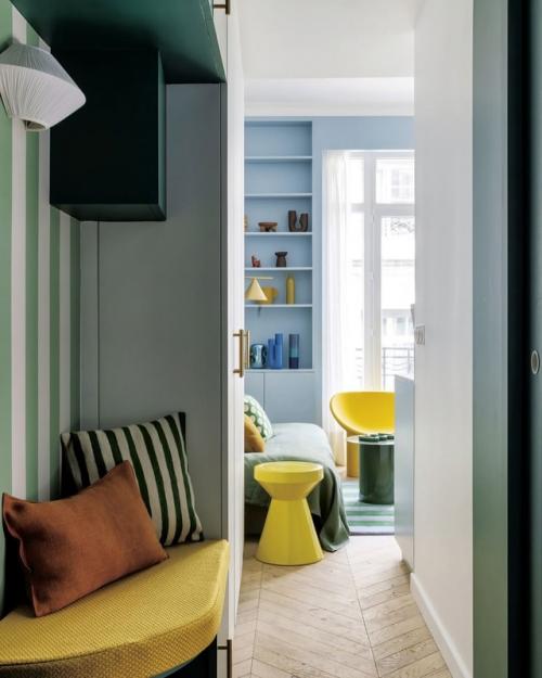 Яркий интерьер компактной квартиры - студии в Париже. 03