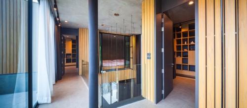 Резиденция площадью 260 квадратных метров используется в качестве дома для отдыха у пляжа в Таиланде. 04