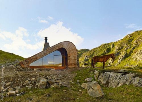 Высоко в западных горах Норвегии, на берегу озера, расположена необычная крошечная хижина. 05