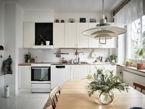 Цветочный узор в интерьере белой уютной кухни. 01