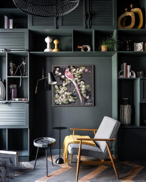 Студия для творческой женщины - кинодраматурга с кроватью - антресолью над зоной кухни. 05