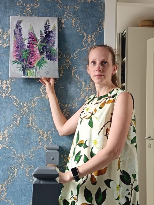 Попробовали с любой в интерьере посмотреть. 01