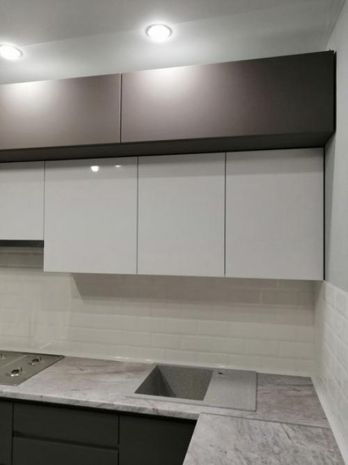 Сияние глянца и свободное пространство - вот основные признаки стиля хай - тек в интерьере. 02