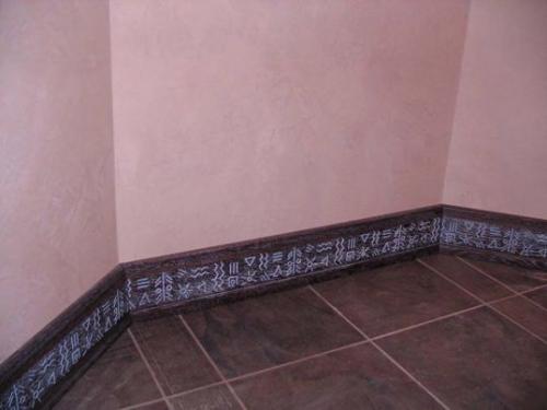 Как заделать щели между полом и стеной. 04