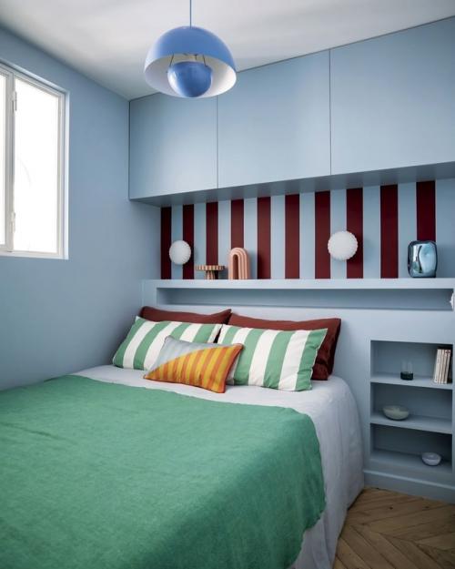 Яркий интерьер компактной квартиры - студии в Париже. 04