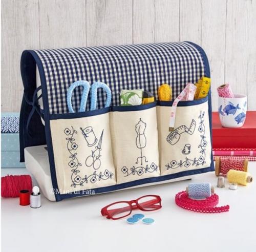 Чехол для швейной машинки предназначен для того чтобы она лишний раз не пылилась и не загрязнялась. 05