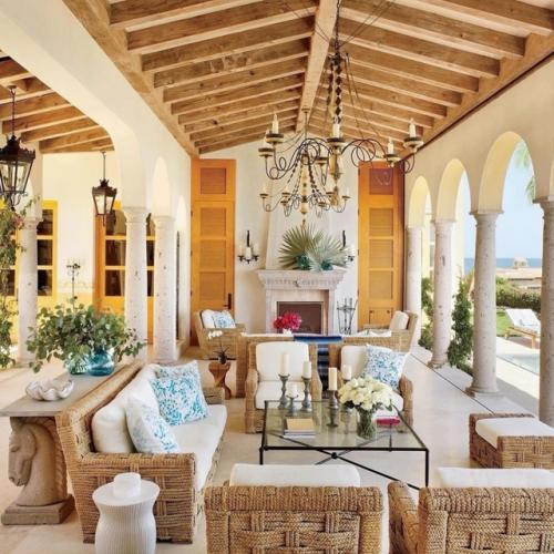 Сочетание классических и экзотических элементов в средиземноморском стиле создает особую атмосферу в доме, которая зачаровывает своим уютом. 06