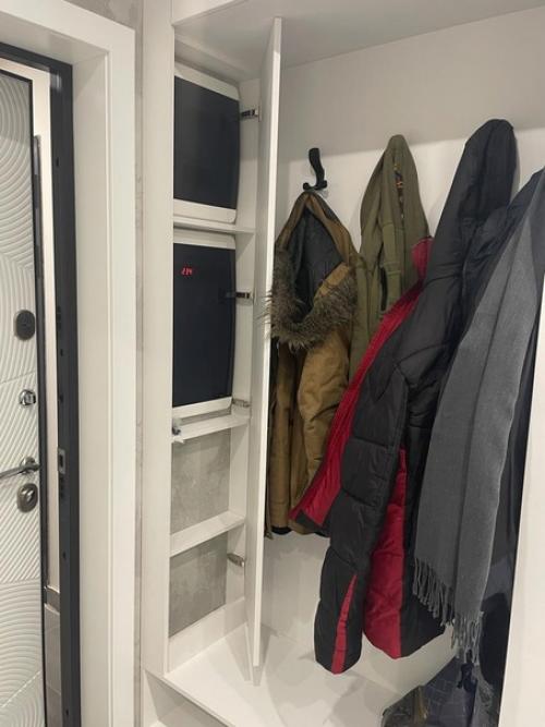 Встроенный шкаф с распашными дверями. 03