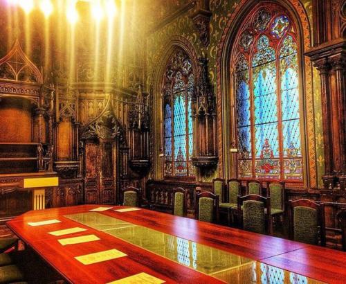 Петербуржцам расскажут о тайнах реставрации единственного готического особняка.