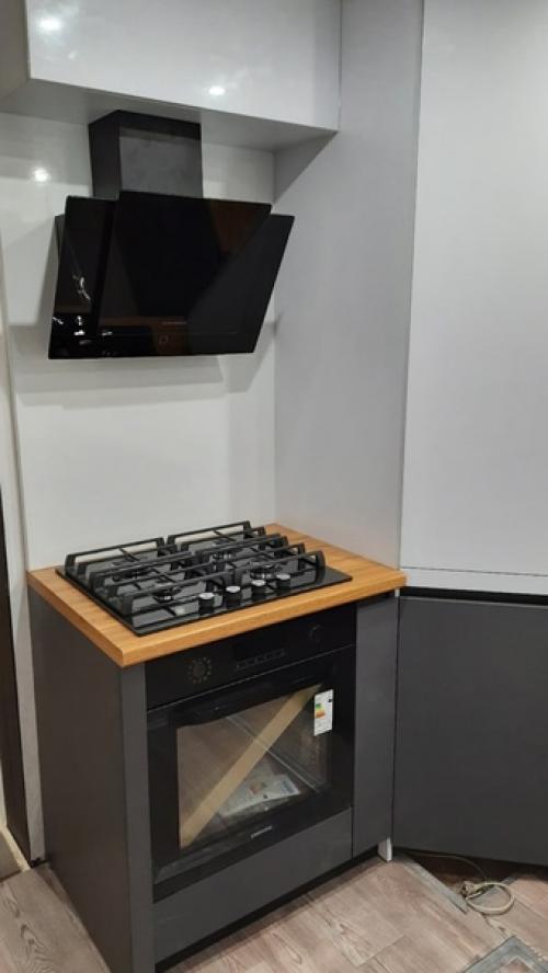 Присутствие серого цвета в интерьере никаким образом не способствует созданию скучной и депрессивной атмосферы. 02