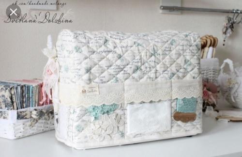 Чехол для швейной машинки предназначен для того чтобы она лишний раз не пылилась и не загрязнялась. 07