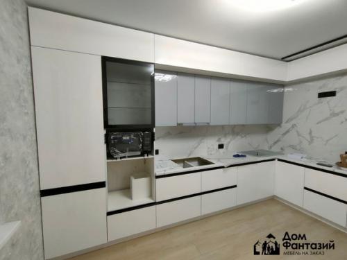 Каждый из нас знает, что черный цвет в интерьере скрадывает пространство, а белый расширяет его. 01