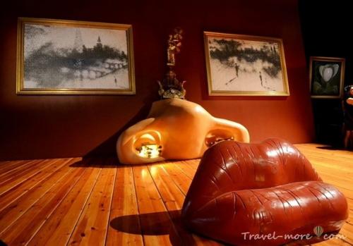 У вас в кармане пистолет, или вы так рады меня видеть? 04