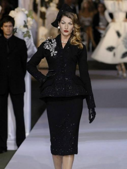В 1947 году Christian Dior совершил революцию в мире моды, представив костюм Bar. 06 В 1947 году Christian Dior совершил революцию в мире моды, представив костюм Bar. 06