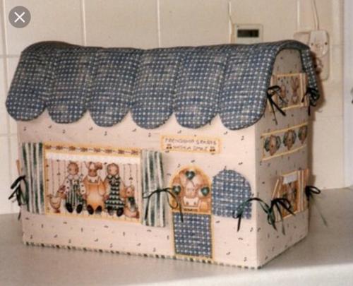 Чехол для швейной машинки предназначен для того чтобы она лишний раз не пылилась и не загрязнялась. 03