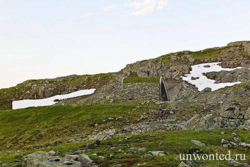 Высоко в западных горах Норвегии, на берегу озера, расположена необычная крошечная хижина. 01
