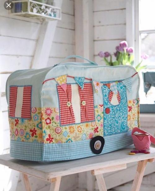 Чехол для швейной машинки предназначен для того чтобы она лишний раз не пылилась и не загрязнялась. 01