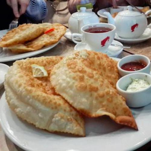 Десять заведений Петербурга, где можно поесть чебуреки, - от советской забегаловки до вегетарианского кафе. 02