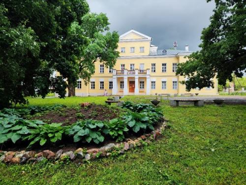 Недалеко от древнего юрьева - польского находится усадьба Сима.