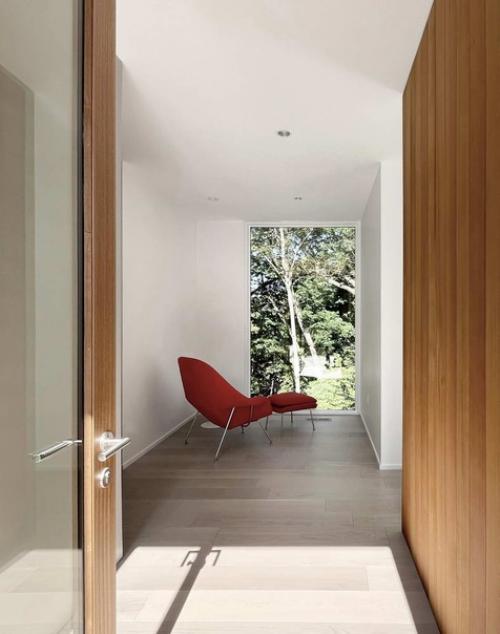 Эта небольшая скромная семейная резиденция участок с крутым склоном занимает. 09