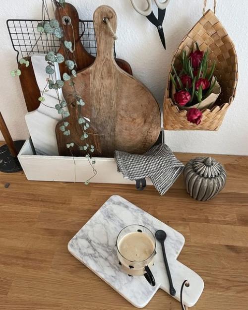 Мебель в скандинавском интерьере имеет свои характерные черты, которые делают ее узнаваемой и популярной. 01