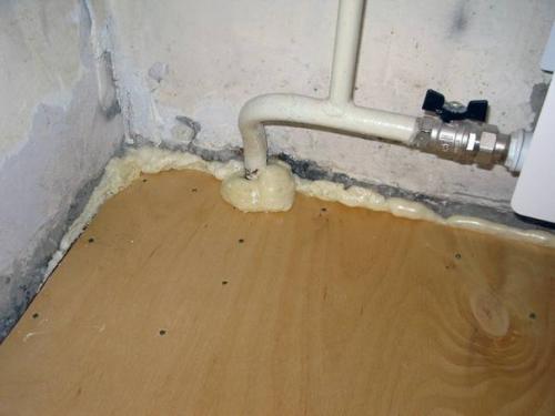 Как заделать щели между полом и стеной. 02