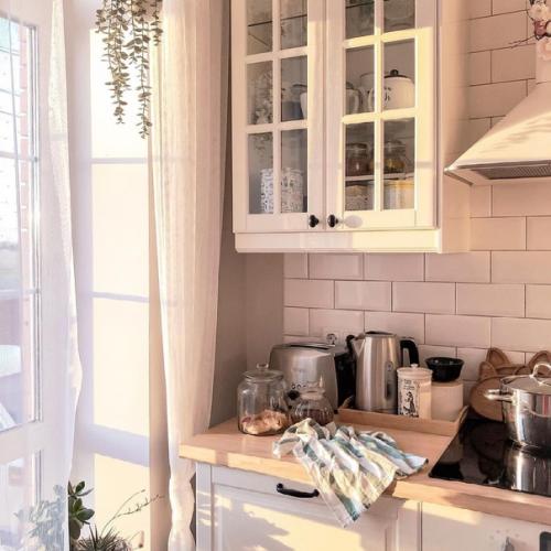 Оттенки белого весьма актуальны как в мебели, так и в отделке. 01