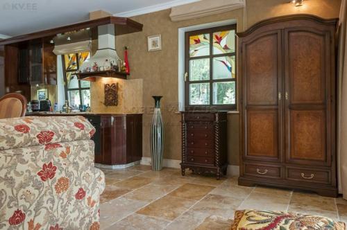 Почему-то не верится, что этот дом находится в виймси. 08