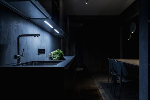 Драматизм в интерьере квартиры от студии Yo Dezeen. 07