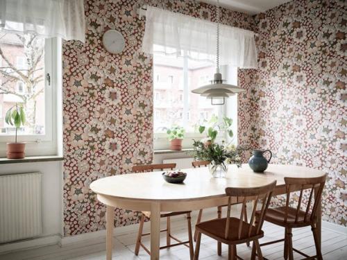 Цветочный узор в интерьере белой уютной кухни. 05