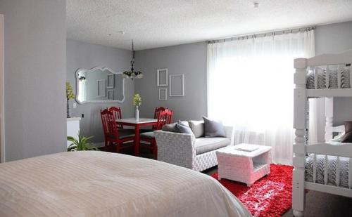 Сдержанная страсть: потрясающие спальни в красно - серой цветовой гамме. 06