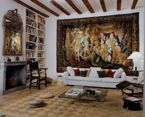 Когда речь заходит о гобеленах, первое, что мы представляем - красивое тканое полотно на стену. 01