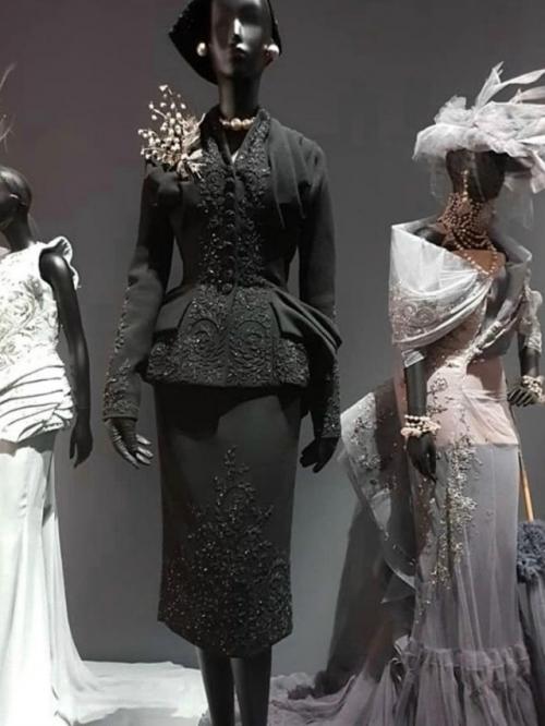 В 1947 году Christian Dior совершил революцию в мире моды, представив костюм Bar. 02 В 1947 году Christian Dior совершил революцию в мире моды, представив костюм Bar. 02