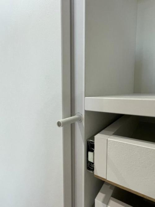 Встроенный шкаф с распашными дверями. 04