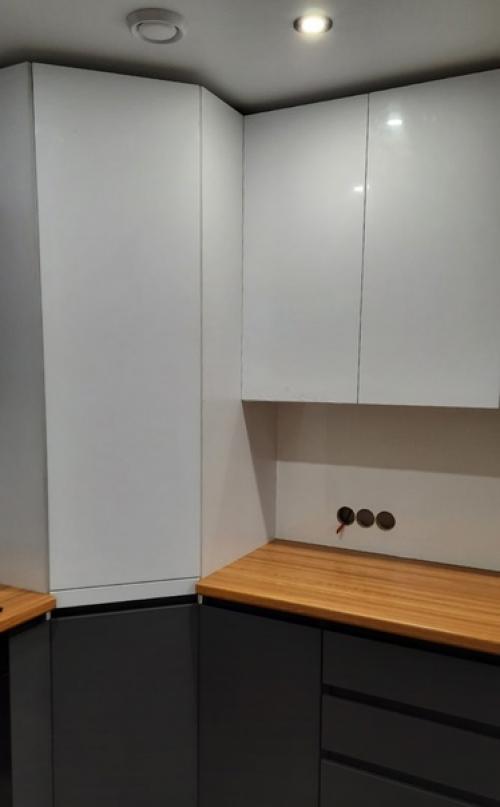 Присутствие серого цвета в интерьере никаким образом не способствует созданию скучной и депрессивной атмосферы. 04