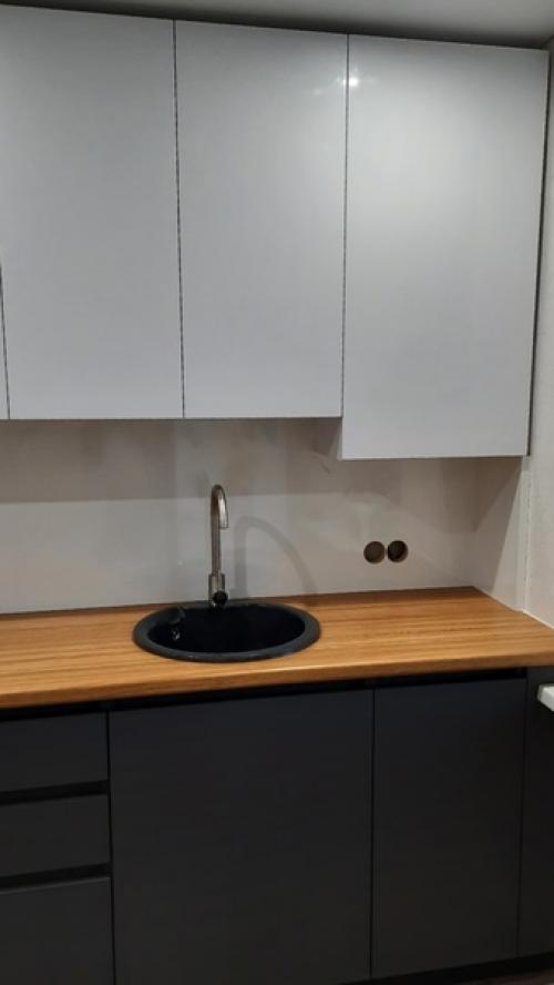 Присутствие серого цвета в интерьере никаким образом не способствует созданию скучной и депрессивной атмосферы. 01