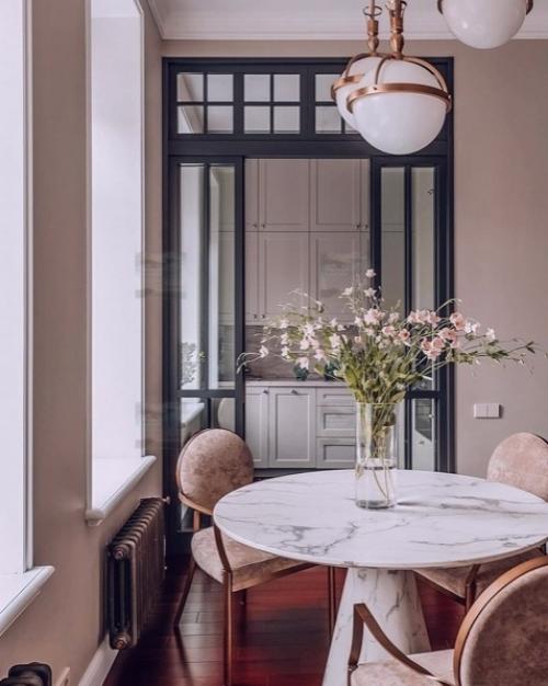 Освещение в этом проекте не только задает настроение, но также является необходимым элементом дизайна. 01