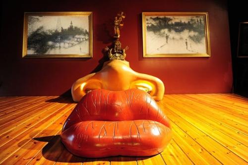 У вас в кармане пистолет, или вы так рады меня видеть? 05