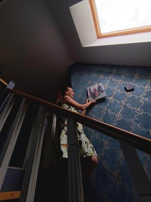 Попробовали с любой в интерьере посмотреть. 03