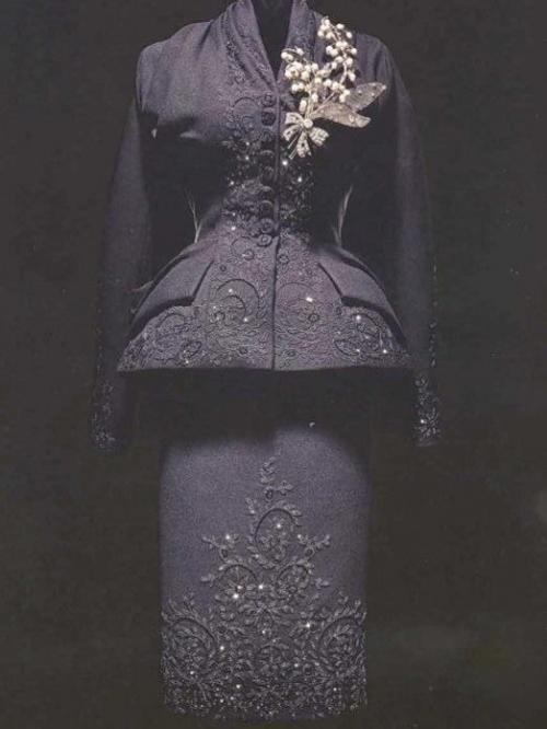В 1947 году Christian Dior совершил революцию в мире моды, представив костюм Bar. 01 В 1947 году Christian Dior совершил революцию в мире моды, представив костюм Bar. 01