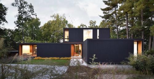 Эта небольшая скромная семейная резиденция участок с крутым склоном занимает. 01